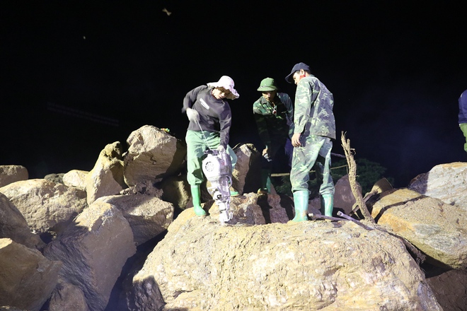 Trắng đêm xẻ đá, xới tung bùn đất tìm kiếm người mất tích sau trận lũ lịch sử ở Yên Bái - Ảnh 7.