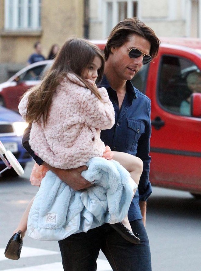 Suri Cruise đau buồn cầu xin bố Tom đến gặp bé sau 4 năm xa cách - Ảnh 3.