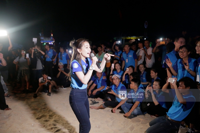 Chi Pu vượt h&agrave;nh tr&igrave;nh d&agrave;i đến Ph&uacute; Qu&yacute;,  ch&aacute;y hết m&igrave;nh trong đ&ecirc;m lửa trại c&ugrave;ng 500 sinh vi&ecirc;n! - Ảnh 8.