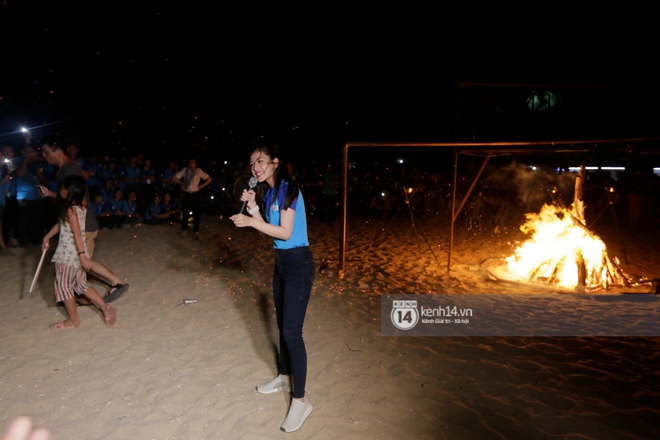 Chi Pu vượt hành trình dài đến Phú Quý,  cháy hết mình trong đêm lửa trại cùng 500 sinh viên! - Ảnh 11.
