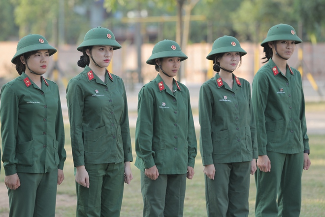 Sao nhập ngũ: Hương Giang Idol nữ tính, lăn xả trong quân đội - Ảnh 2.