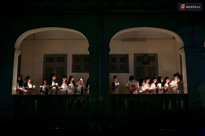 Đêm ra trường ngập tràn ánh nến, thắp vạn điều ước tuổi 18 của học sinh trường chuyên Lê Hồng Phong - Ảnh 2.