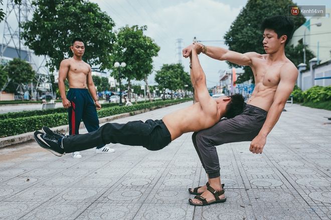 Nhóm các chàng trai gầy nhom rủ nhau lột xác thành 6 múi nhờ luyện tập Street Workout - Ảnh 15.