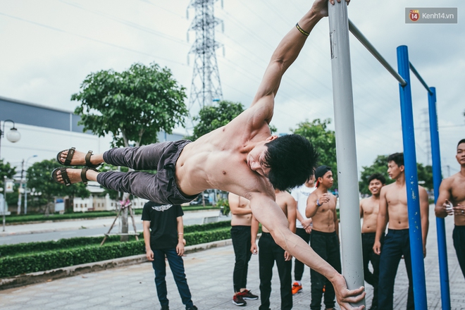 Nhóm các chàng trai gầy nhom rủ nhau lột xác thành 6 múi nhờ luyện tập Street Workout - Ảnh 2.