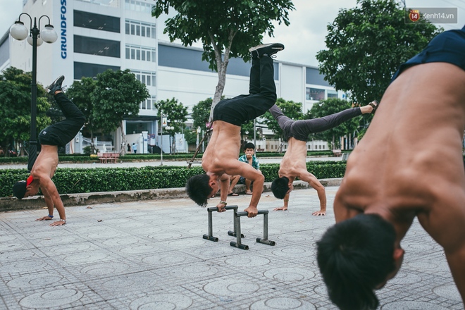 Nhóm các chàng trai gầy nhom rủ nhau lột xác thành 6 múi nhờ luyện tập Street Workout - Ảnh 9.