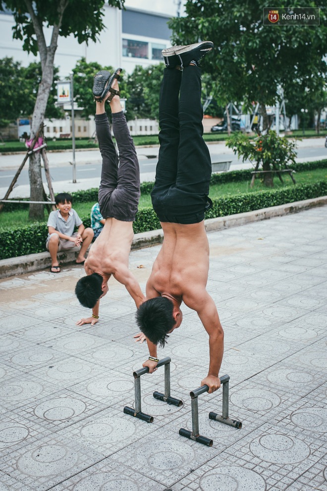 Nhóm các chàng trai gầy nhom rủ nhau lột xác thành 6 múi nhờ luyện tập Street Workout - Ảnh 10.