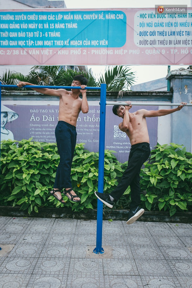 Nhóm các chàng trai gầy nhom rủ nhau lột xác thành 6 múi nhờ luyện tập Street Workout - Ảnh 12.