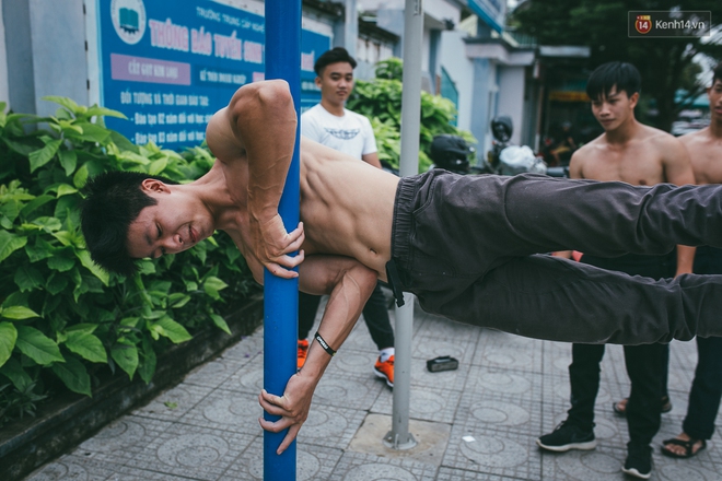 Nhóm các chàng trai gầy nhom rủ nhau lột xác thành 6 múi nhờ luyện tập Street Workout - Ảnh 7.