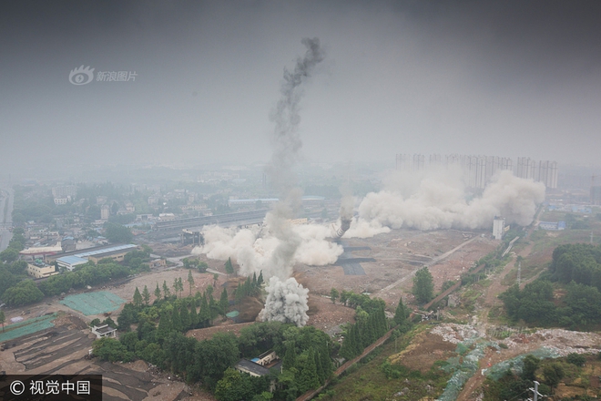 Tin thế giới: Trung Quốc phá dỡ nhà máy nhiệt điện, cả ngọn tháp cao bằng tòa nhà 60 tầng đổ sập trong vài giây ngắn ngủi - Ảnh 11.