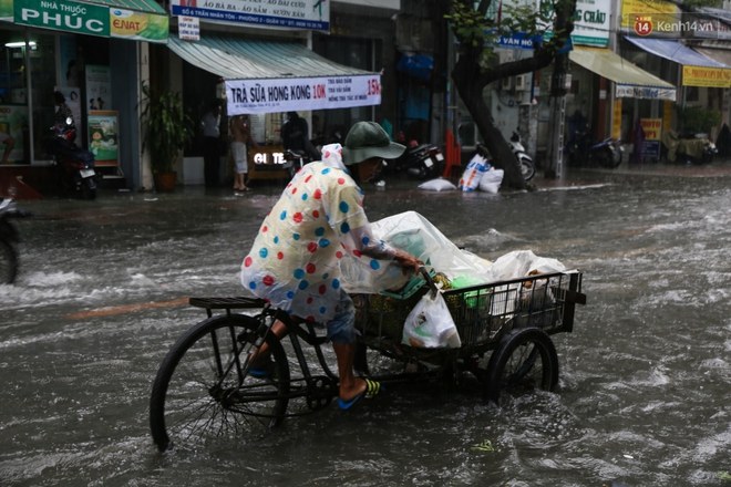 Trẻ em bơi giữa đường phố Sài Gòn sau cơn mưa lớn - Ảnh 15.