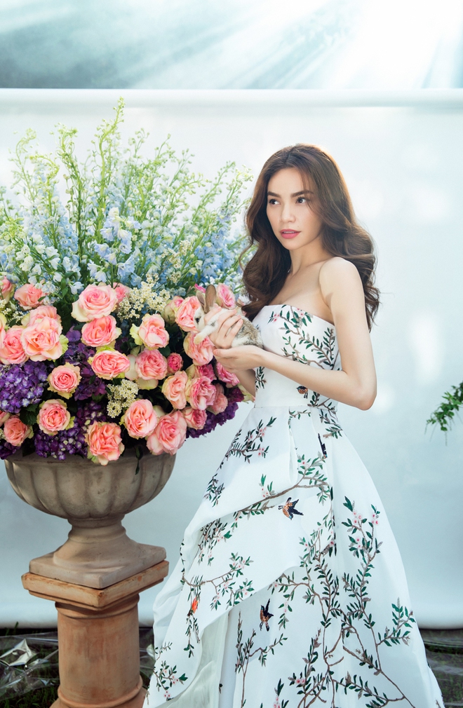 Hồ Ngọc H&agrave; khoe vai trần quyến rũ đến kh&oacute; cưỡng giữa thi&ecirc;n nhi&ecirc;n mờ ảo - Ảnh 2.