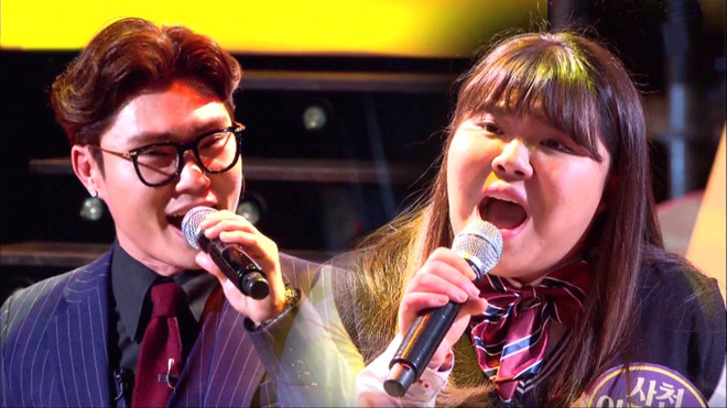 6 màn song ca nghẹt thở của idol Hàn và fan tại Fantastic Duo - Ảnh 11.