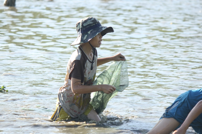 Hà Tĩnh: Hàng trăm người đội nắng xuống đầm bắt cá để cầu may - Ảnh 8.