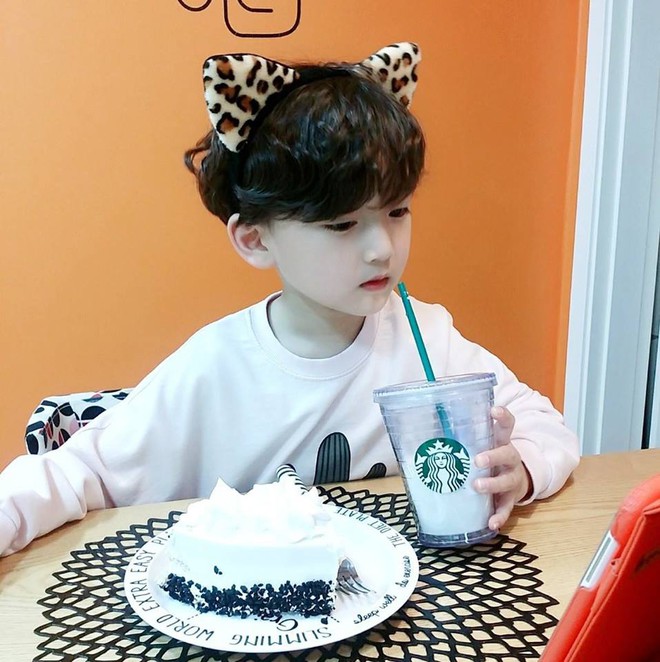 Cậu nh&oacute;c cực dễ thương với động t&aacute;c lưu v&agrave;o tim giống hệt thực tập sinh H&agrave;n Quốc! - Ảnh 8.