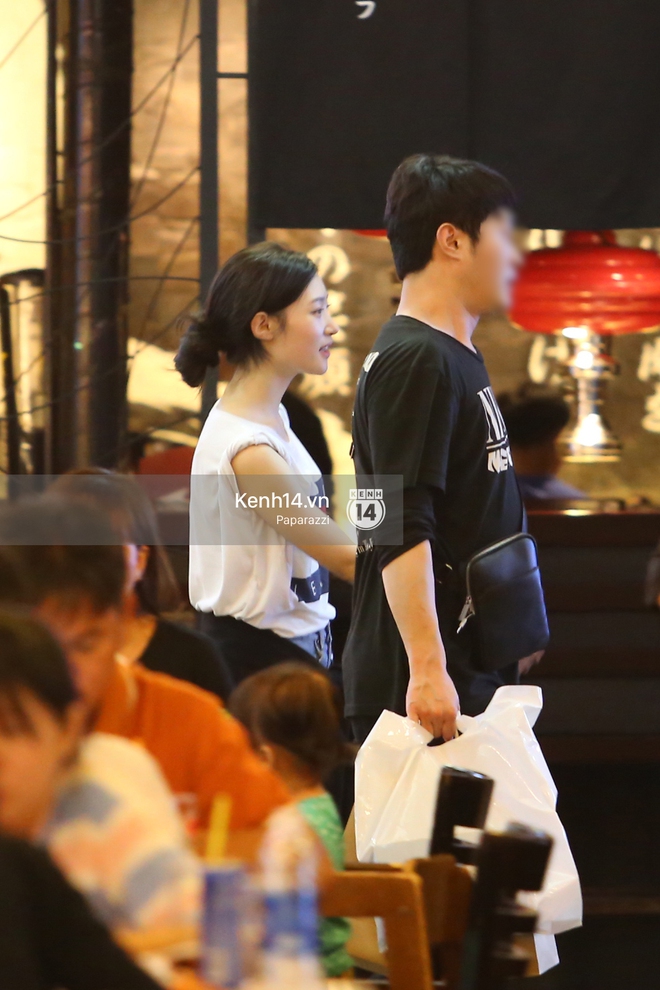 Nữ thần sắc đẹp thế hệ mới Jung Chae Yeon thoải mái đi mua sắm và ăn kem ở trung tâm thương mại đông người tại Việt Nam - Ảnh 8.