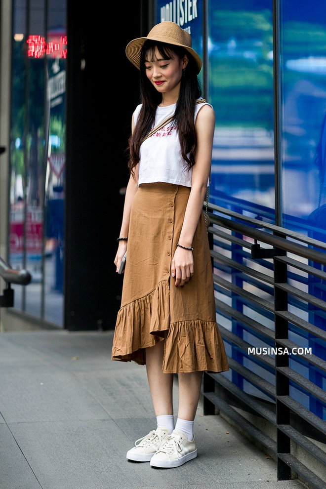 Mặc đẹp đơn giản:  mix áo phông và chân váy thành street style đẹp mê ly của giới trẻ Hàn - Ảnh 8.