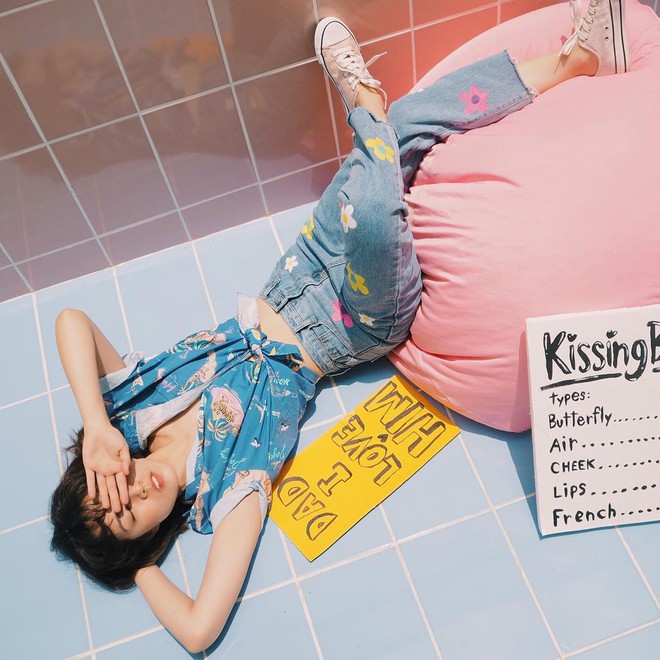 Diện crop top, sơmi b&acirc;y giờ cứ phải vắt ch&eacute;o, buộc vạt mới đ&uacute;ng trend! - Ảnh 7.