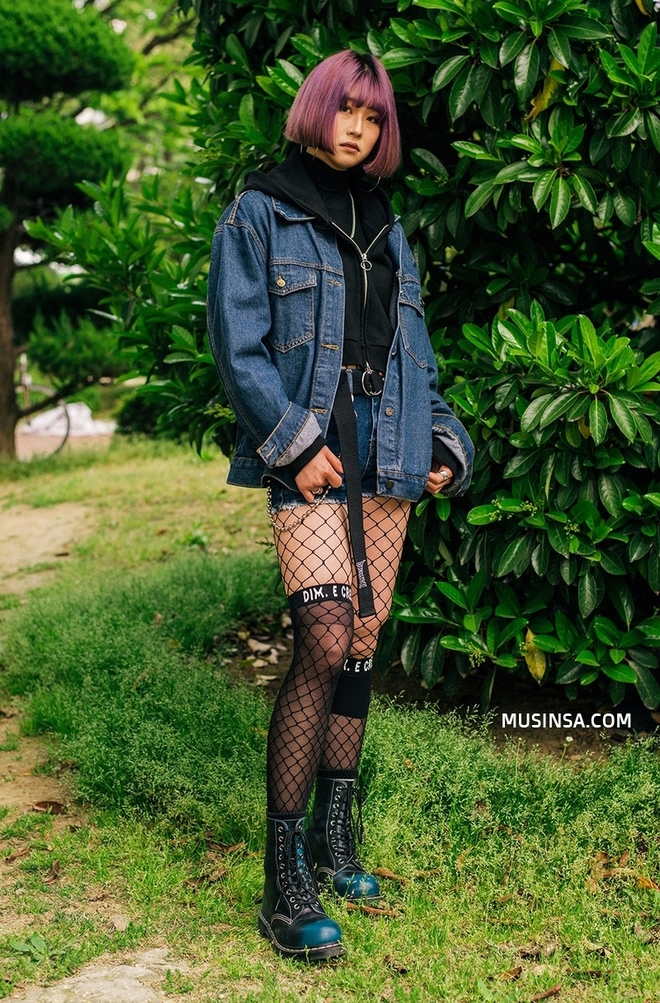 Lại phải xu&yacute;t xoa với street style thu đẹp khỏi b&agrave;n c&atilde;i của giới trẻ H&agrave;n - Ảnh 7.