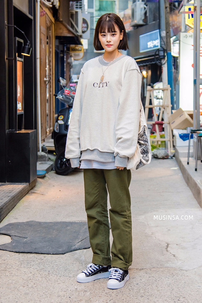 Ngắm street style giới trẻ H&agrave;n kh&ocirc;ng chỉ sướng mắt m&agrave; c&ograve;n gi&uacute;p bạn lượm lặt được h&agrave;ng loạt gợi &yacute; mix đồ dễ m&agrave; chất - Ảnh 7.