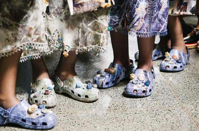 Balenciaga kết hợp với Crocs cho ra mắt mẫu dép đi mưa khó tả nhất mùa Paris Fashion Week năm nay  - Ảnh 9.