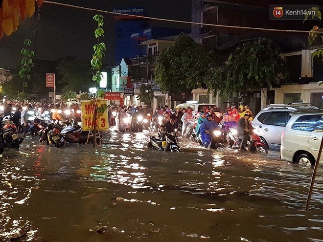 Đường phố Sài Gòn ngập lênh láng sau cơn mưa lớn đêm Trung thu, nhiều phương tiện chết máy giữa biển nước - Ảnh 2.