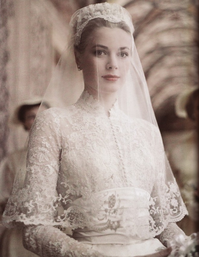 Bạn c&oacute; nhận ra v&aacute;y cưới của Hoa hậu Thu Thảo giống v&aacute;y cưới của C&ocirc;ng nương Grace Kelly đến bất ngờ? - Ảnh 8.
