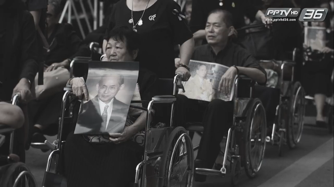 Nghẹn ngào nhìn lại những hình ảnh người dân Thái đến viếng thăm Quốc vương Bhumibol Adulyadej trong gần 1 năm qua - Ảnh 10.