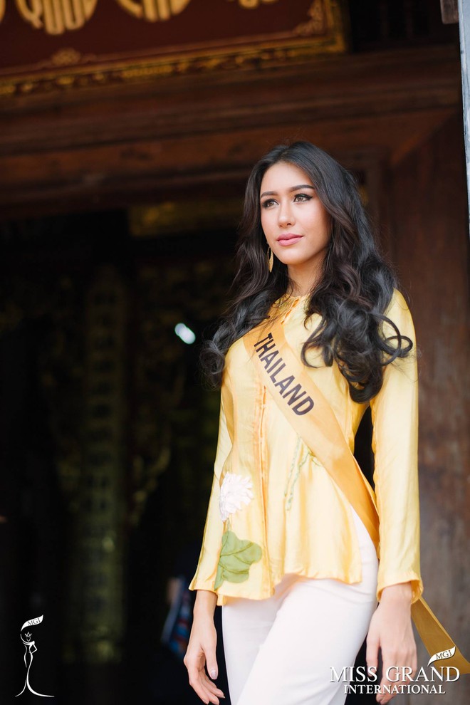 Th&#237; sinh Miss Grand International 2017 diện &#225;o b&#224; ba đi v&#227;n cảnh ch&#249;a - Ảnh 8.