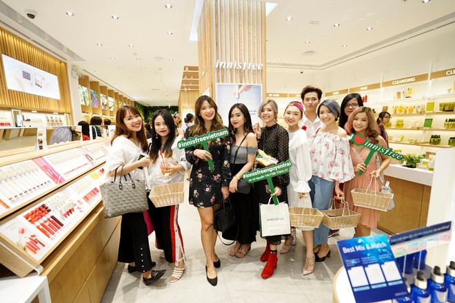 Fan innisfree sướng m&ecirc; trong ng&agrave;y khai trương của h&agrave;ng thứ 3 tại Q.1 - Ảnh 8.