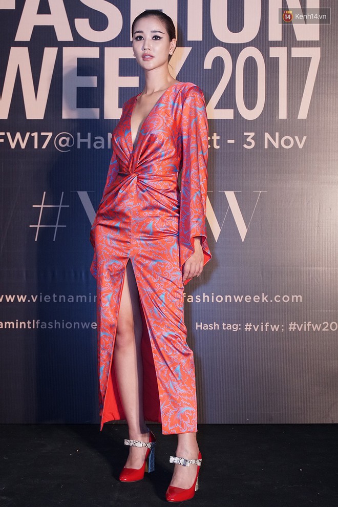 Thảm đỏ VIFW ngày 2: Giữa một dàn hot girl áo dài Quỳnh Anh Shyn, Salim... bỗng xuất hiện Linh Ka mặc váy trắng công chúa - Ảnh 16.