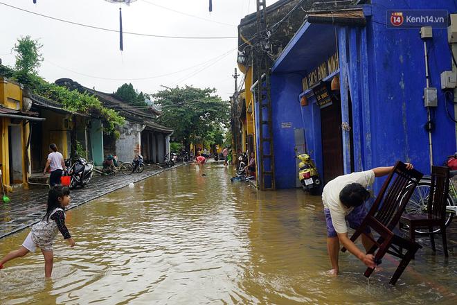 Người d&acirc;n Hội An trắng đ&ecirc;m lau dọn h&agrave;ng h&oacute;a, nh&agrave; cửa khi nước lũ vừa r&uacute;t - Ảnh 2.