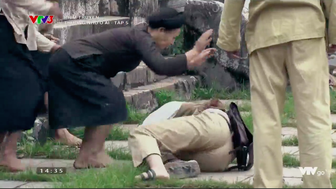 Thương nhớ ở ai tập 5: Cho rằng c&aacute;c b&agrave; go&aacute; rủ nhau đi ngắm &ldquo;giai&rdquo;, Quất bị đ&aacute;nh lăn đ&ugrave;ng ra đất - Ảnh 8.