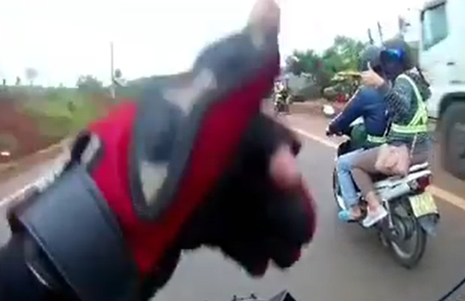 Tranh c&atilde;i về luật bất th&agrave;nh văn của d&acirc;n phượt: D&ugrave; kh&ocirc;ng quen cũng phải vẫy tay ch&agrave;o nhau khi đi đường? - Ảnh 9.