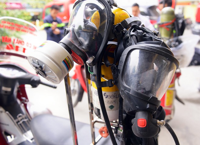 Cảnh s&aacute;t PCCC biến xe m&aacute;y th&agrave;nh xe chữa ch&aacute;y cơ động, ứng ph&oacute; với ch&aacute;y nổ trong ng&otilde; hẹp ở H&agrave; Nội - Ảnh 8.