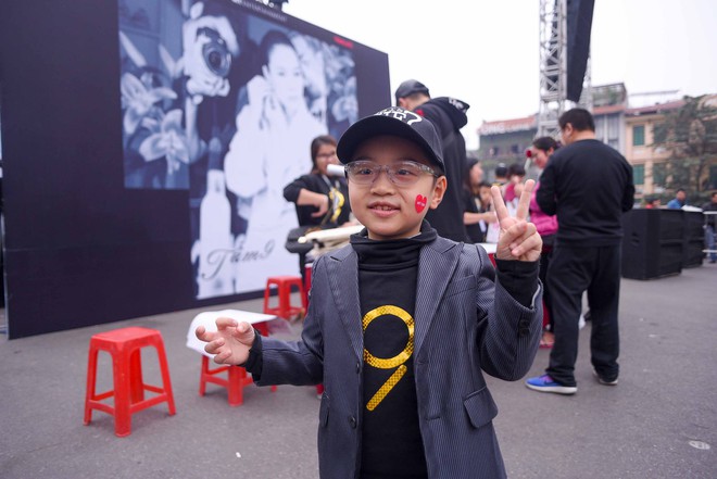 Fan Mỹ T&acirc;m xếp h&agrave;ng d&agrave;i ở phố đi bộ Hồ Gươm chờ k&yacute; tặng từ sớm, nhảy flashmob vũ điệu say rượu tưng bừng - Ảnh 7.