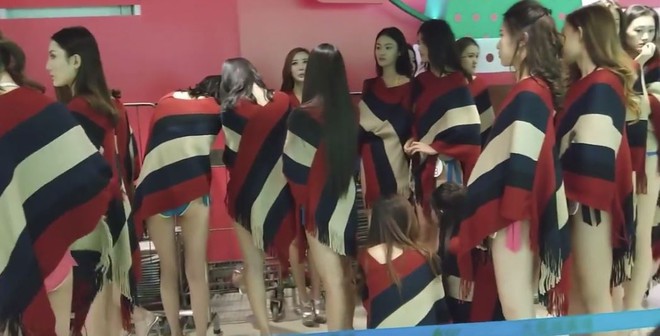 Th&iacute; sinh Hoa hậu Trung Quốc mệt mỏi, co ro giữa trời lạnh với bikini tại trung t&acirc;m mua sắm - Ảnh 7.