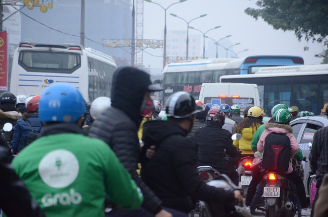Đường phố Sài Gòn và Hà Nội đông đúc sau ngày làm việc cuối cùng trong năm 2017 - Ảnh 37.