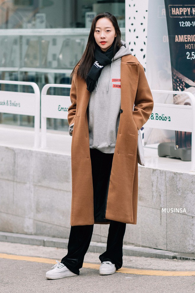 Ngắm street style mãn nhãn của giới trẻ Hàn, bạn sẽ thấy mình đã bỏ qua biết bao chiêu mix đồ đơn giản mà hay ho - Ảnh 2.