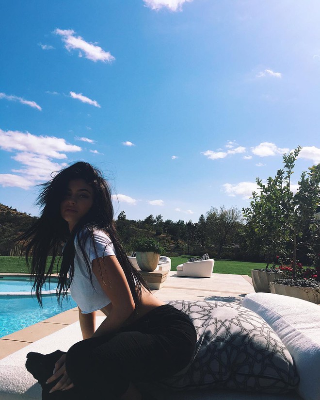 Nghiên cứu vui: Kylie Jenner có biết cách... ngồi trên một chiếc ghế không? - Ảnh 5.