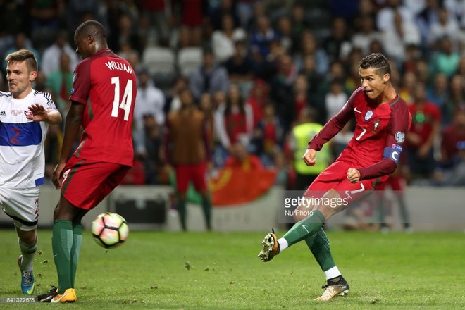 Ronaldo lập hat-trick, vượt mặt Vua bóng đá Pele - Ảnh 9.