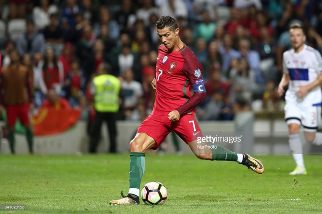 Ronaldo lập hat-trick, vượt mặt Vua bóng đá Pele - Ảnh 6.