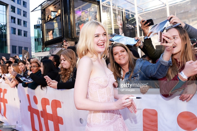 Tiên nữ Elle Fanning lại hút hồn mọi khán giả với nhan sắc tuyệt trần trên thảm đỏ LHP Toronto! - Ảnh 14.