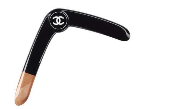 Chanel làm ra chiếc boomerang giá 32 triệu đồng và nó đang khiến netizen bối rối vô cùng - Ảnh 8.