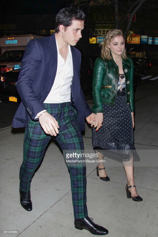 Brooklyn Beckham ra d&aacute;ng đ&agrave;n &ocirc;ng chững chạc, đan tay Chloe Moretz đầy t&igrave;nh cảm đi dự sự kiện - Ảnh 2.