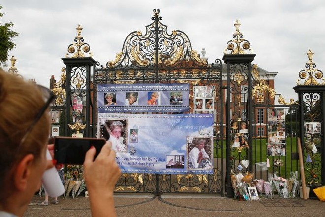 20 năm sau ngày mất Công nương Diana, Cung điện Kensington lại ngập tràn hoa tươi tưởng niệm - Ảnh 3.