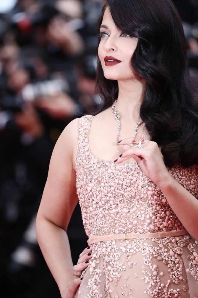 Không đến Cannes thì thôi, đã xuất hiện thì Aishwarya Rai hầu như luôn đẹp hết phần người khác! - Ảnh 38.