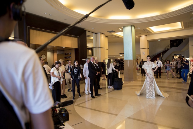 Không thua chị kém em, Lý Nhã Kỳ lộng lẫy như bà hoàng trên thảm đỏ khai màn LHP Cannes 2017 - Ảnh 17.