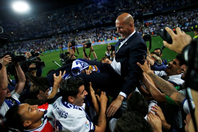Ronaldo và đồng đội nhấc bổng HLV Zidane mừng chức vô địch La Liga - Ảnh 14.