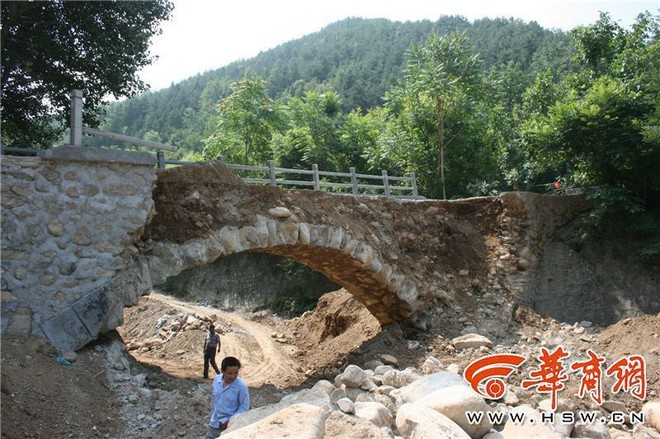 Trung Quốc: Vừa tháo giàn giáo được 2 tiếng, cây cầu mới xây xong sập ngay tức thì - Ảnh 3.