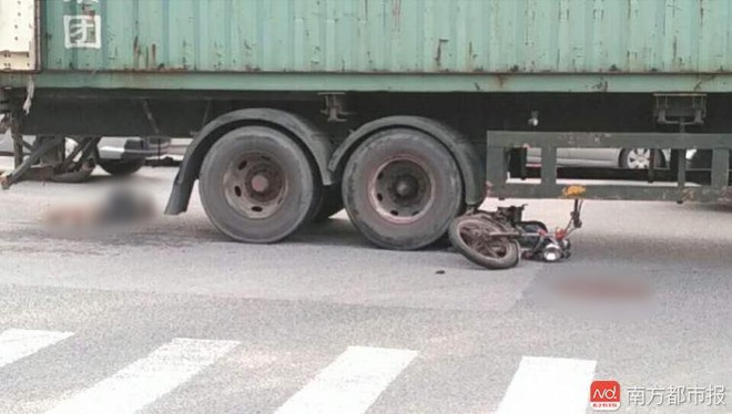 Đột ngột quay đầu, container k&eacute;o l&ecirc; rồi đ&egrave; nghiến l&ecirc;n chiếc xe m&aacute;y b&ecirc;n cạnh khiến 1 người chết - Ảnh 10.